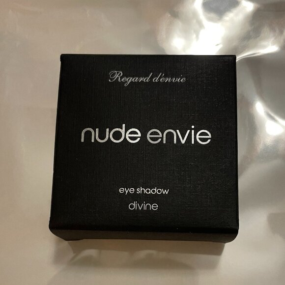 NUDE ENVIE Divine Eyeshadow in a Silver Mirror Compact Brand New in Box NWT - Picture 2 of 3